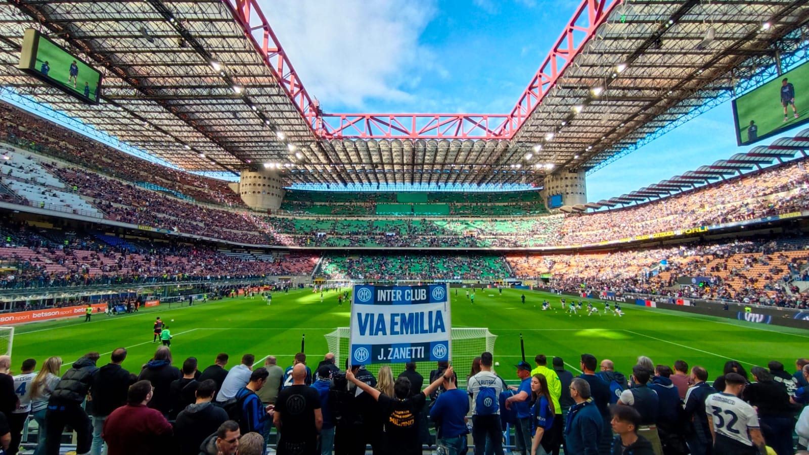 Come se il cielo insieme fosse nero e azzurro...